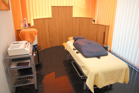 Behandlungsraum für manuelle und apparative Therapien in der Praxis Vitalis Lerch.