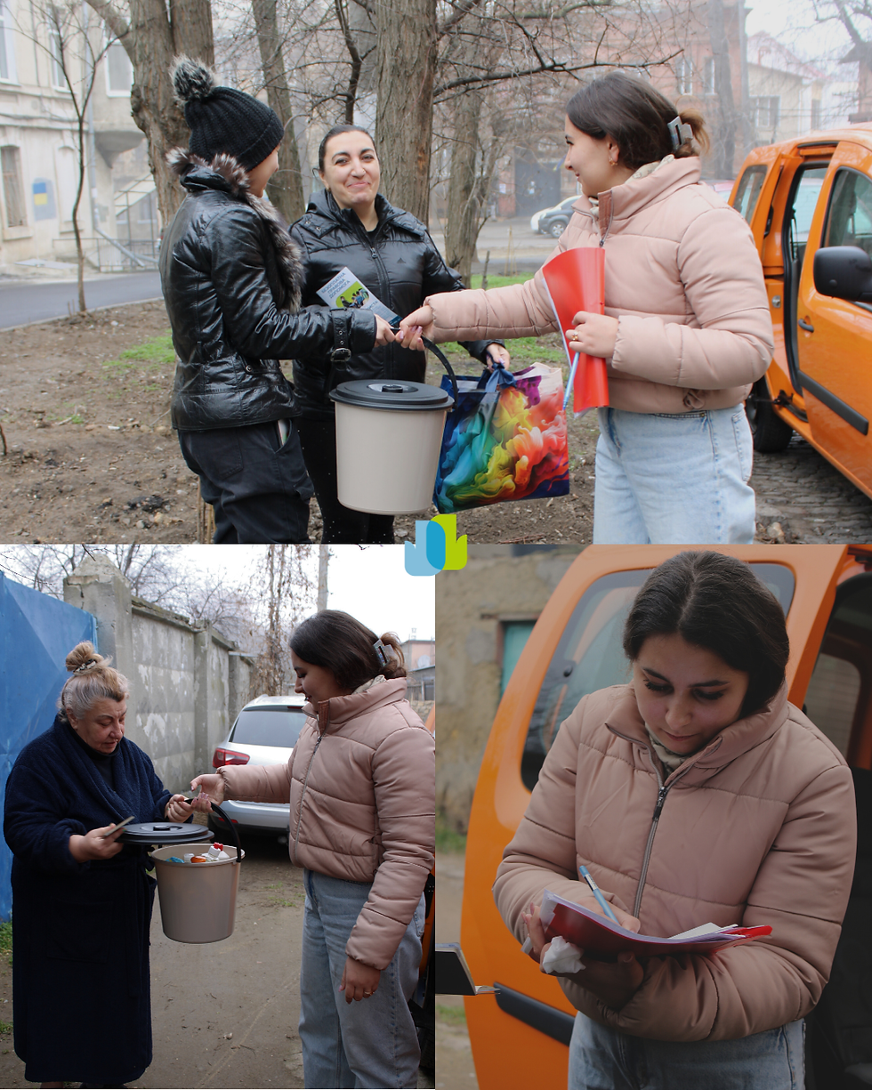Ромські жінки в Одесі отримують гуманітарну допомогу на вулиці, консультантка фіксує дані та передає інформаційні листівки.
