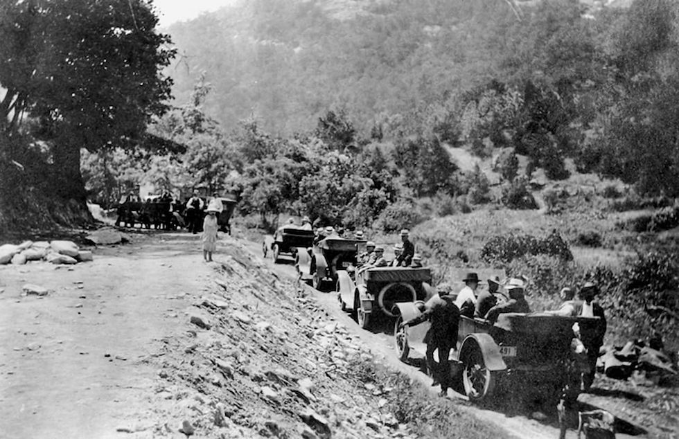 Automóviles en una carretera de Carolina del Norte en 1916. Crédito: Dominio público / Wikimedia Commons