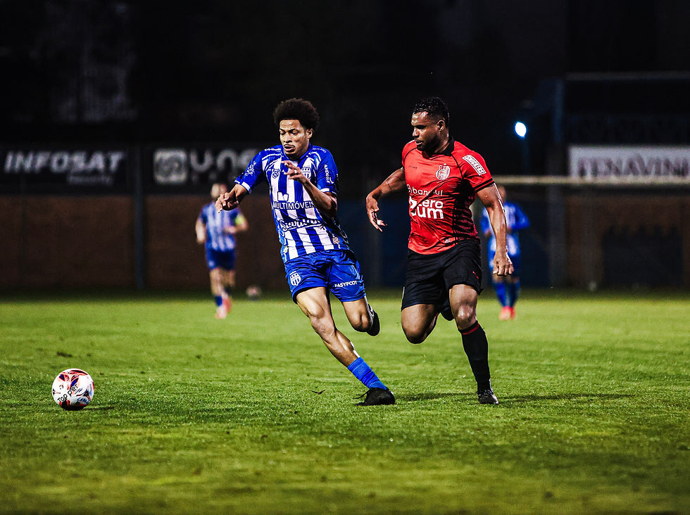 O atacante Otávio, que mais uma vez deu uma dor de cabeça danada para a defesa adversária, disputa bola com o ex zagueiro alviazul, Rafael Dumas (imagem: Augusto Arcari)