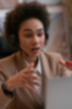 Atendente conversando com chamada de áudio