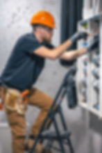 Eletricista realizando instalações