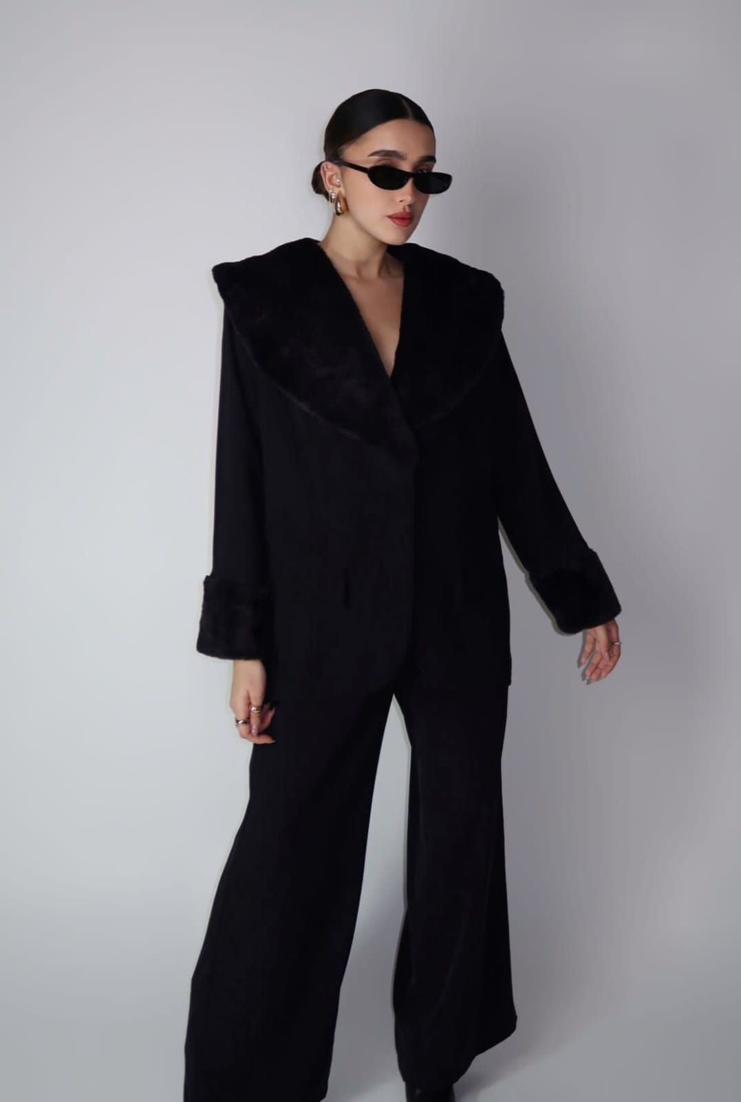 חליפה פרווה שחורה