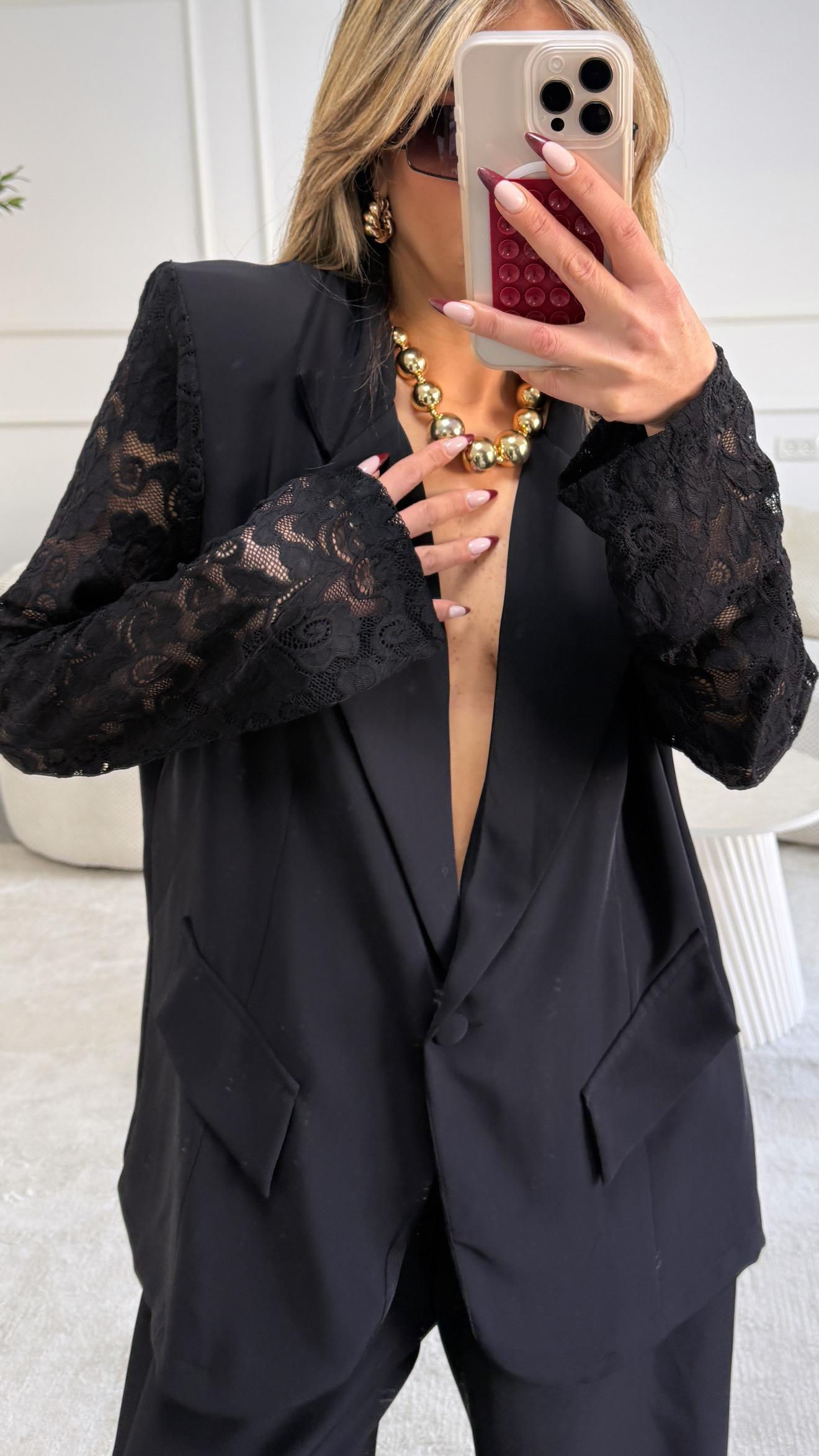 חליפה מחוייטת שילוב תחרה שחורה