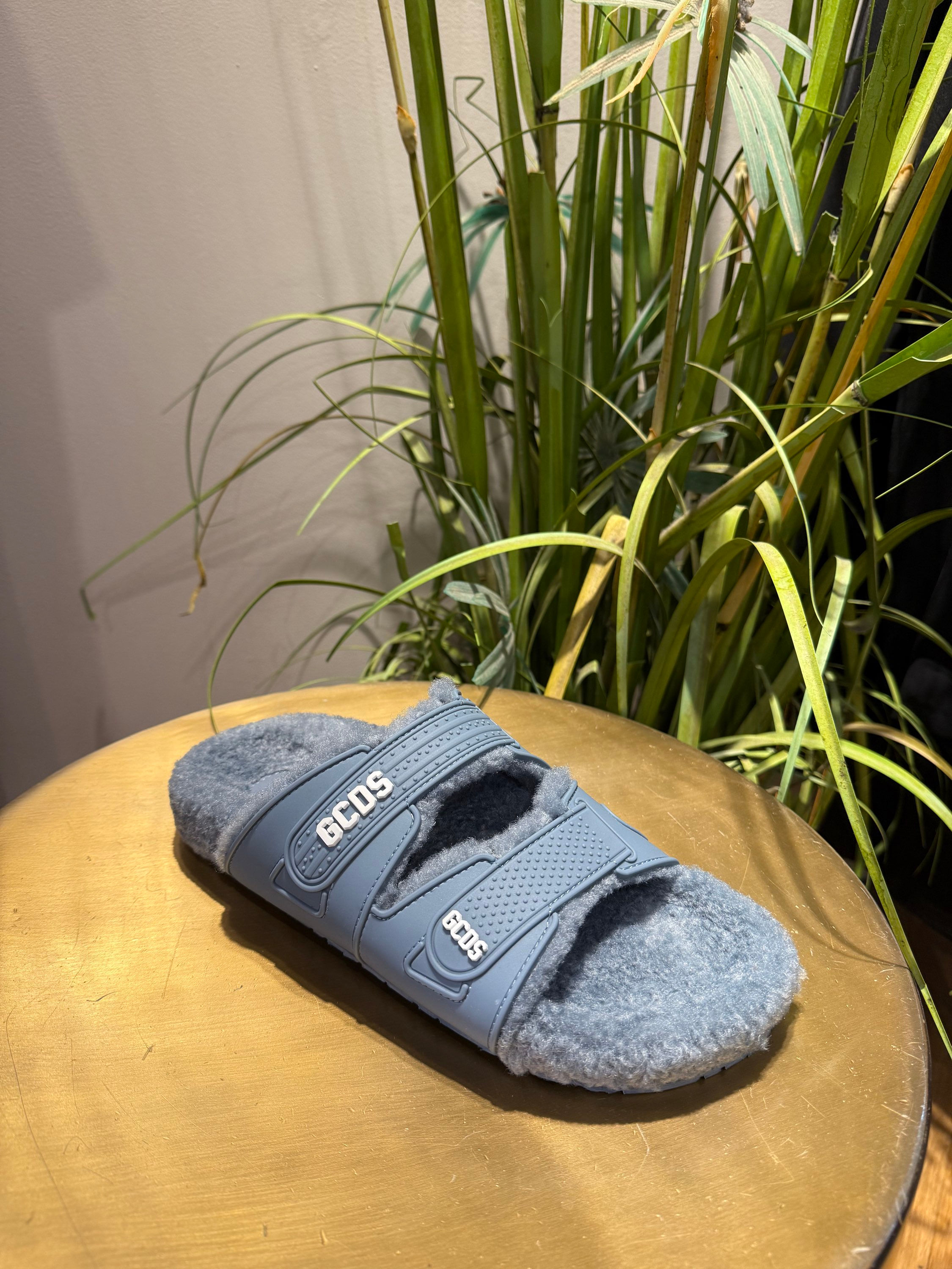 כפכפי GCDS פרווה ג׳ינס