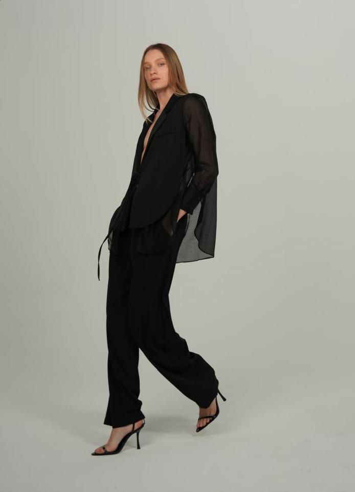 חליפה אלגנטית בשילוב שיפון שחור