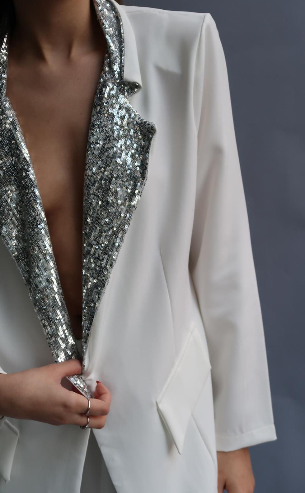 חליפה מחוייטת לבנה עם פאייטים