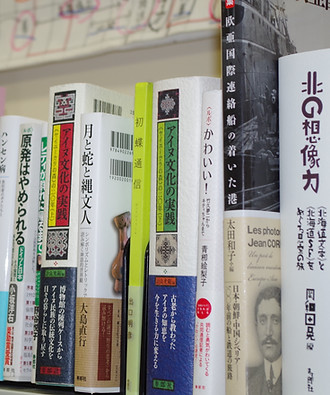寿郎社の書棚.jpg