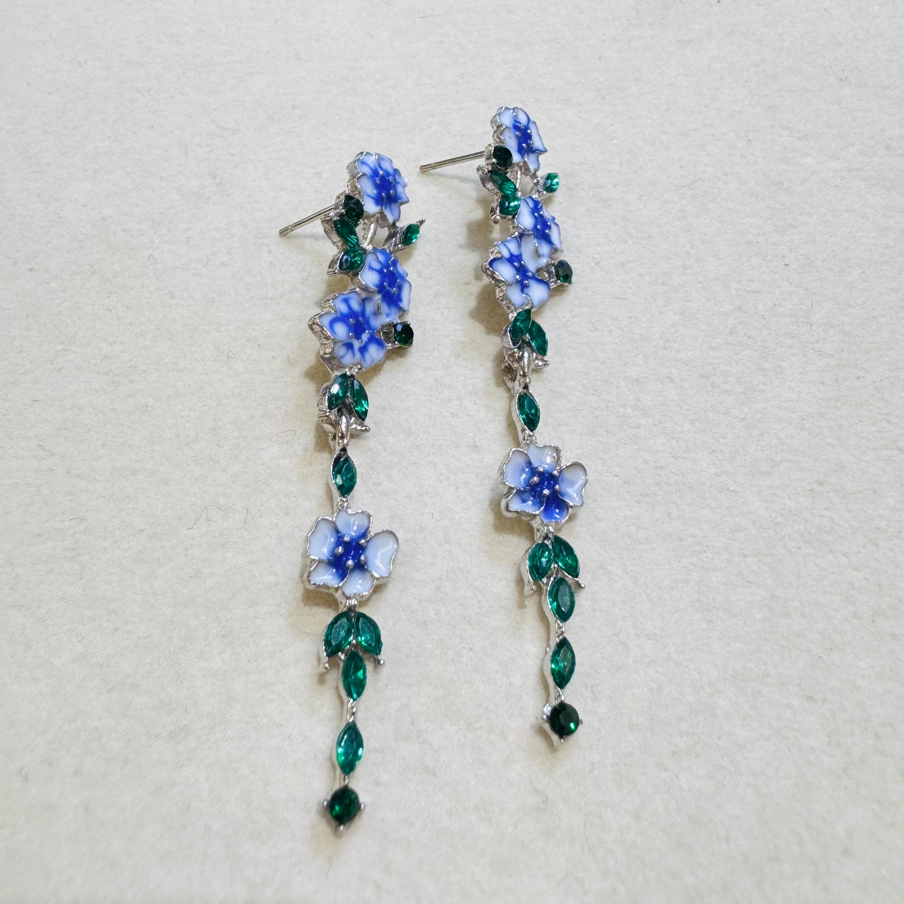 P0242ブルーフラワー＆リーフロングピアス