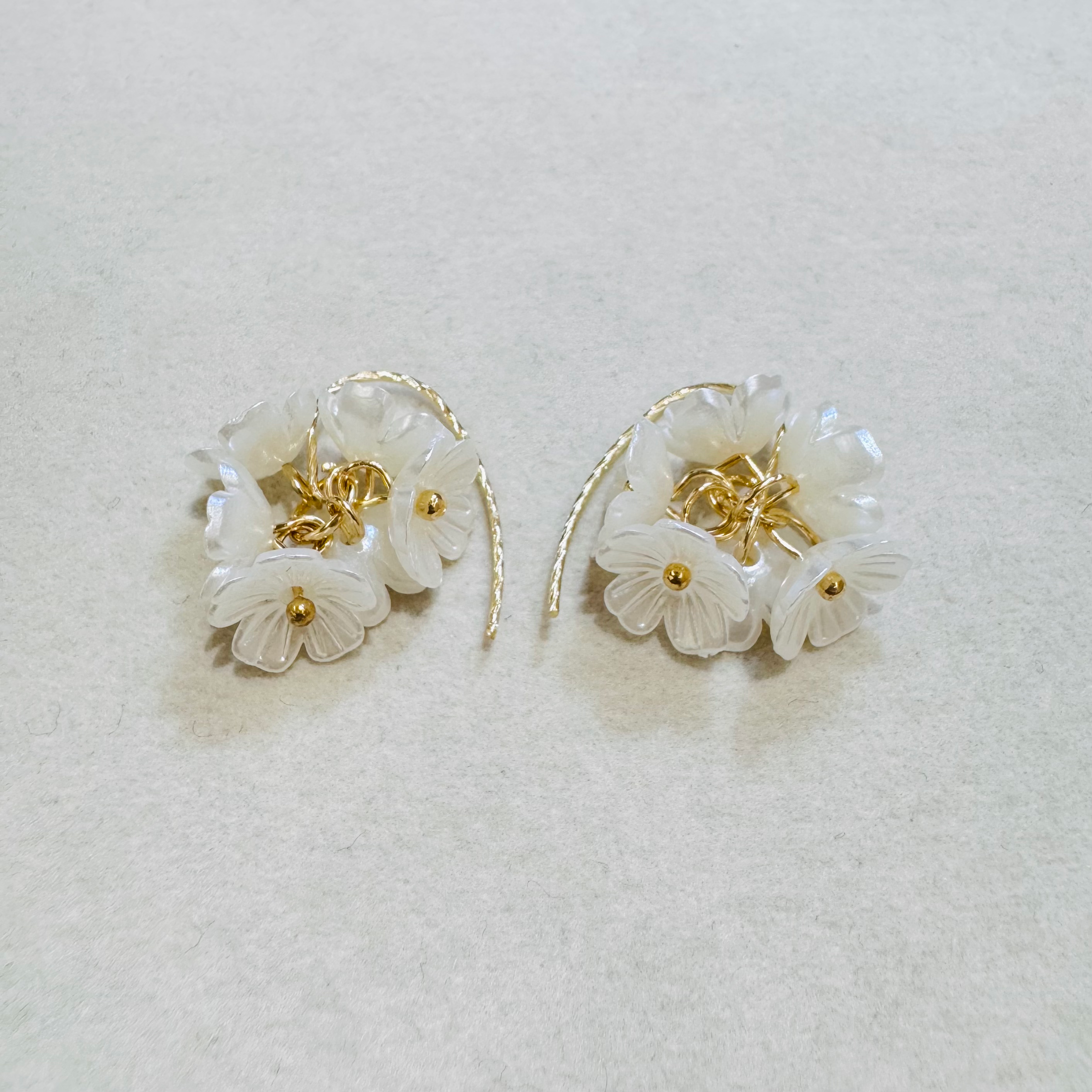 P0235ホワイトフラワークラスターピアス