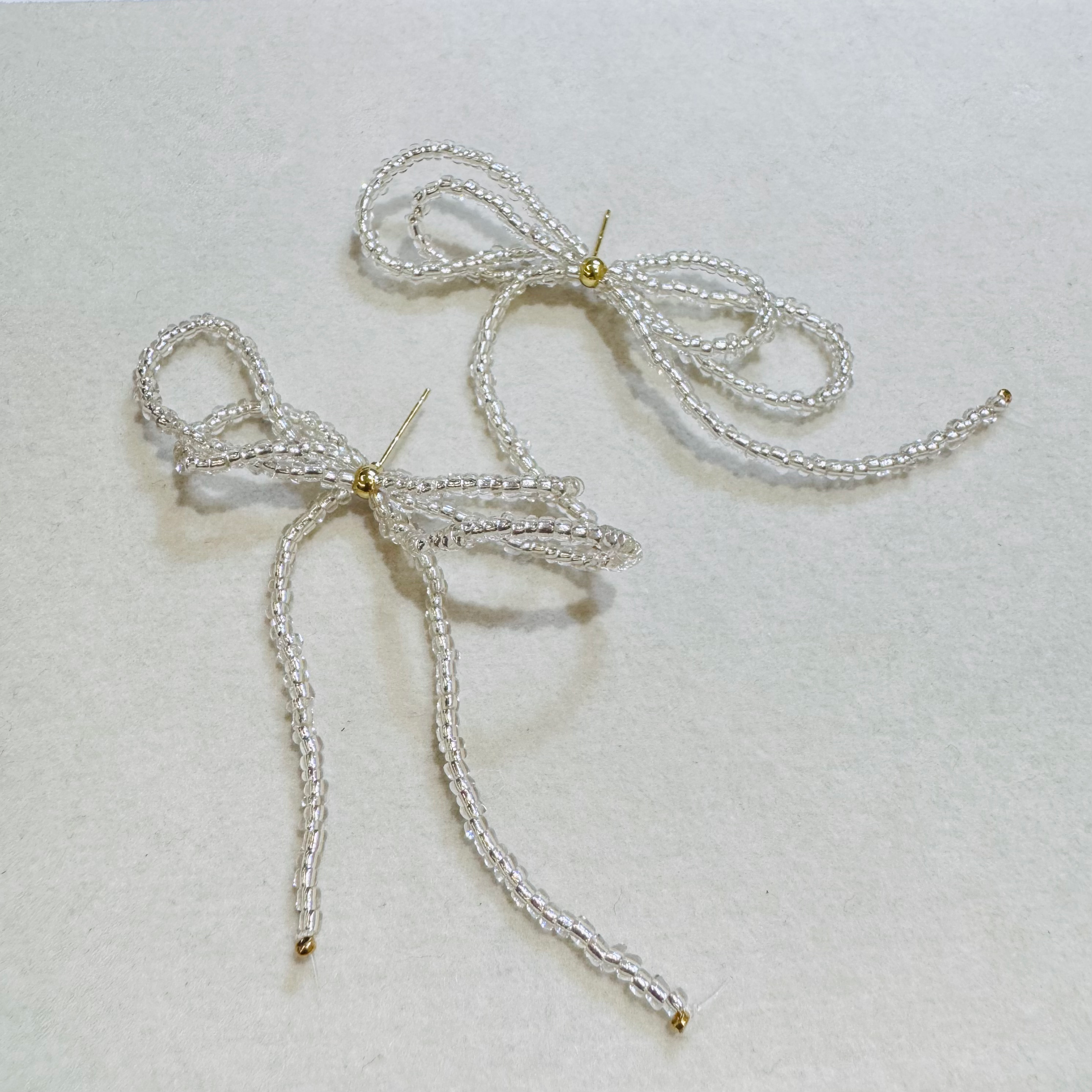 P0190ビーズリボンピアス