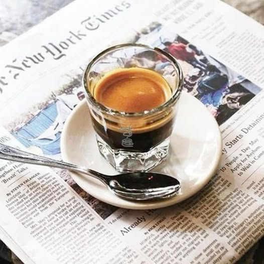 Közelkép egy gőzölgő nápolyi espresso csészéről egy elegáns kávézóban