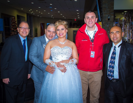 oficiante de bodas y pilotos de helicóptero al lado de los novios que llevaran a cabo su boda sobre el strip de las vegas