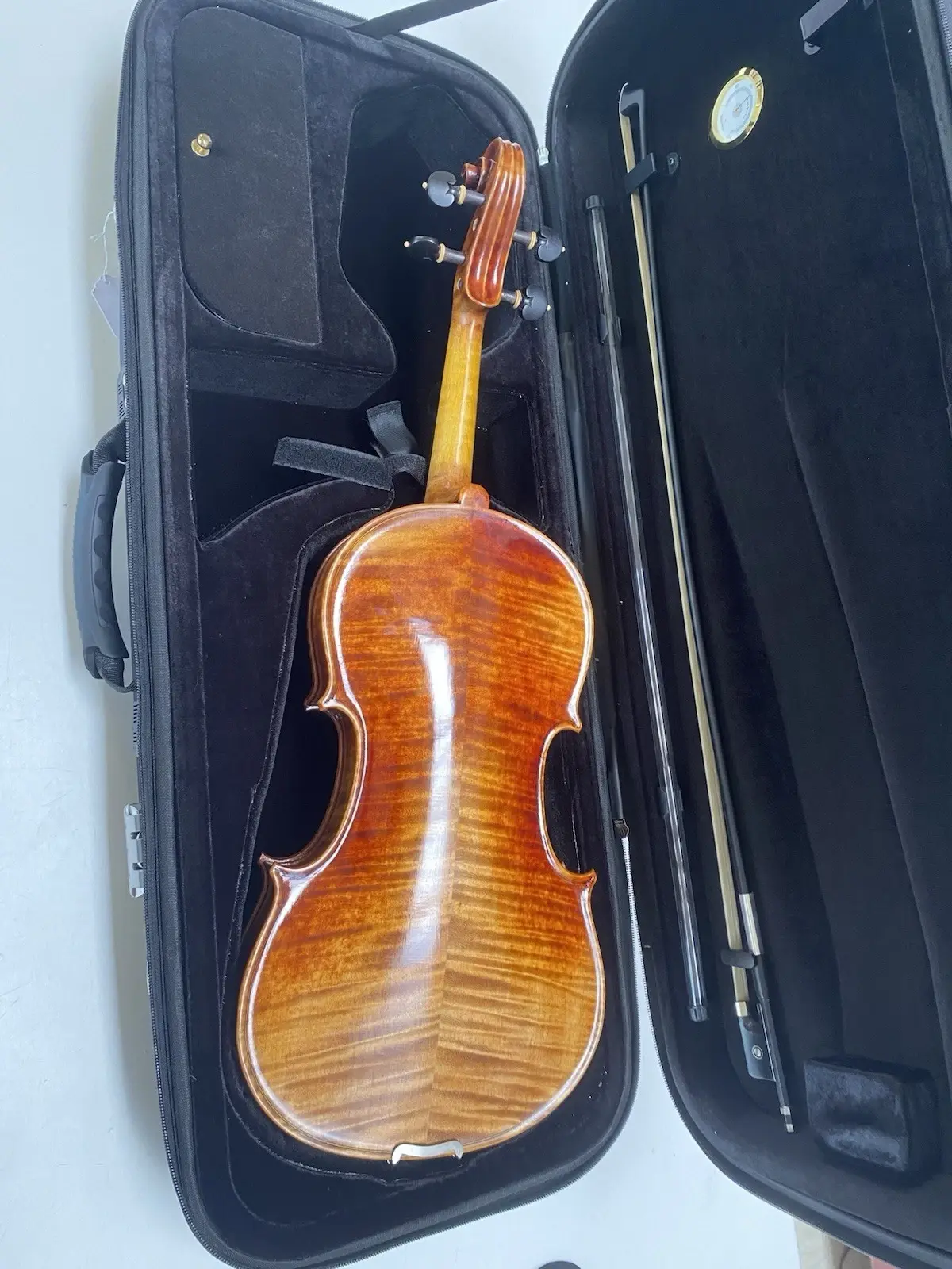 Mint Open Box Krutz 400 Series Step-Up 16" Viola, model A640; with Case, Bow