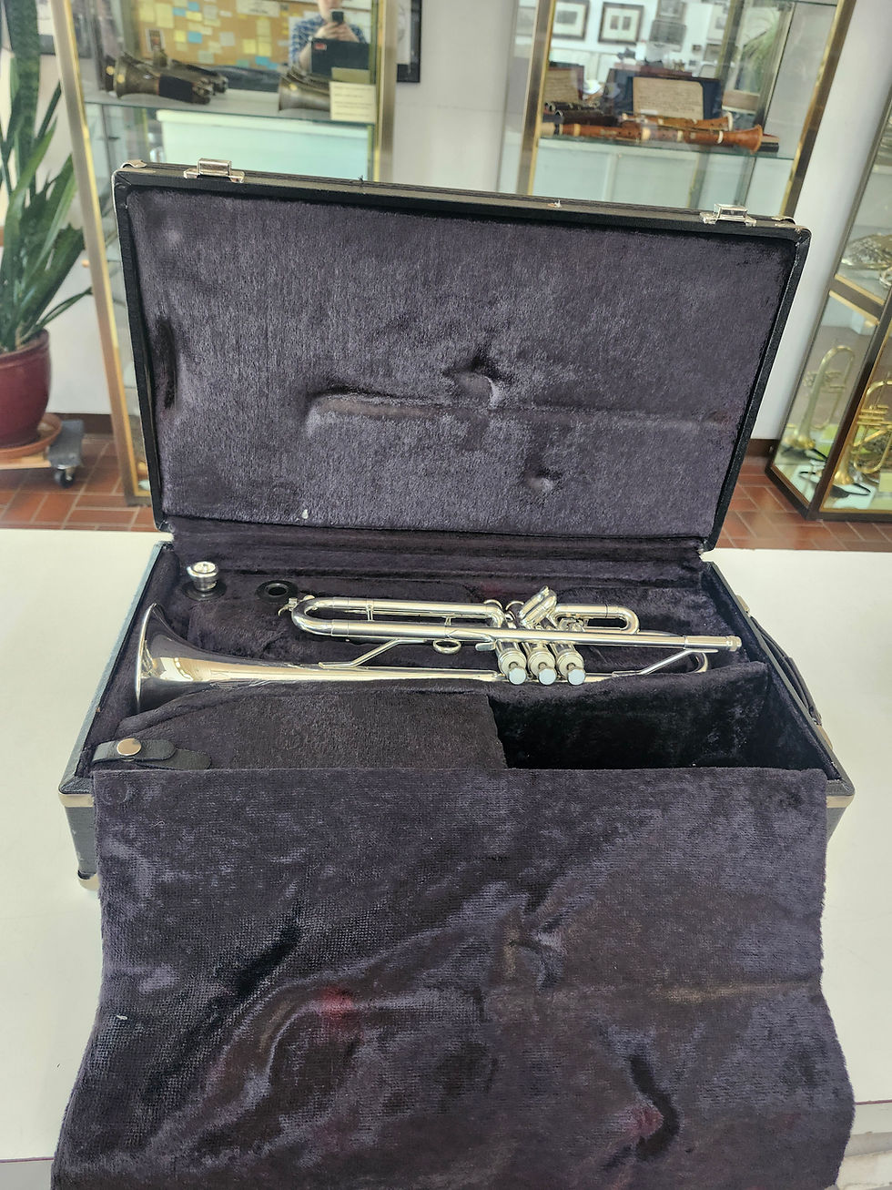 Thumbnail: Used King Silver Flair Bb Trumpet - Silver with Case, Mouthpiece and Warranty