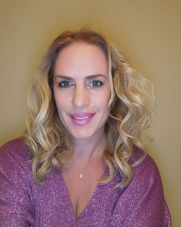 she combines Reiki, crystals, spinal attunement, guided messages and connections, angelic healling , women cycle healing