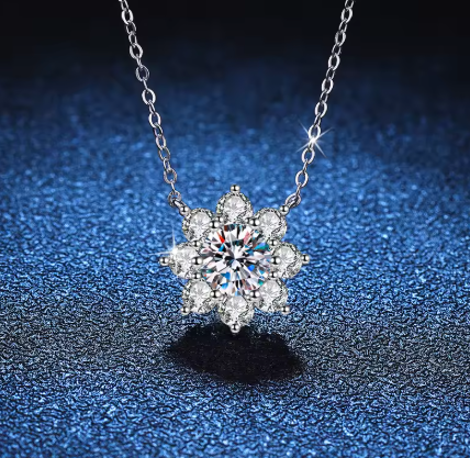 قلادة فضية لامعة مرصعة بأحجار كريمة على خلفية زرقاء لامعة. Diama Luxury