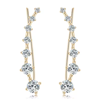 أقراط ذهبية مزينة بالماس البراق، تصميم أنيق وفاخر، Diama Luxury.