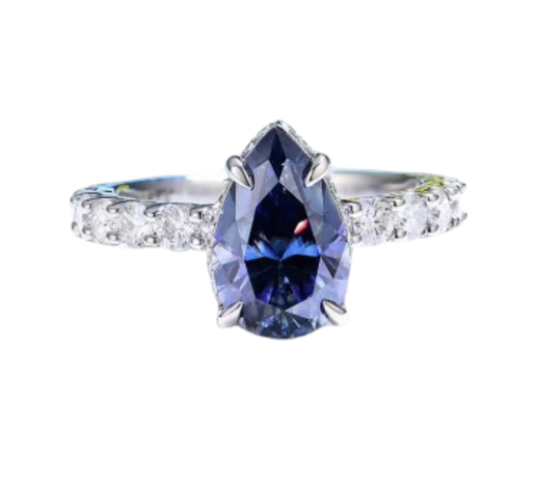 خاتم خطوبة من الماس على شكل دمعة مع أحجار جانبية بيضاء Diama Luxury