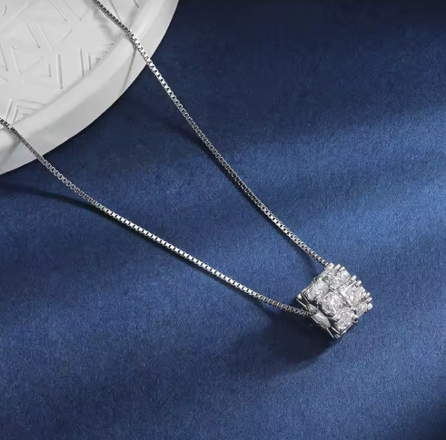 Cube Moissanite Necklace | عقد موزنايت بتصميم مكعب عصري متلألئ | NW081