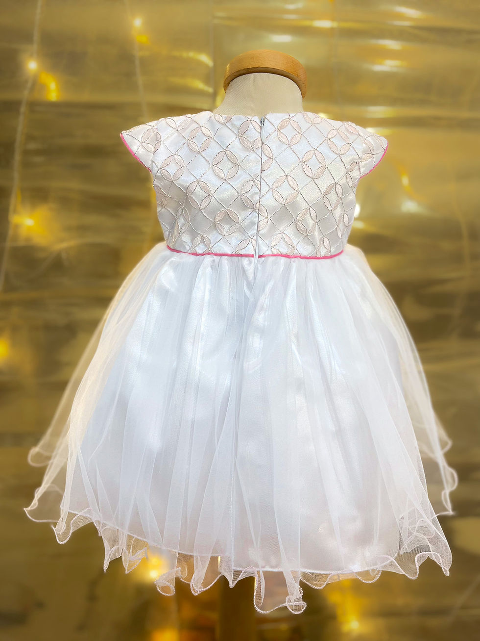 Thumbnail: Vestido de cerimónia branco com corpete em tons rosados geométrico