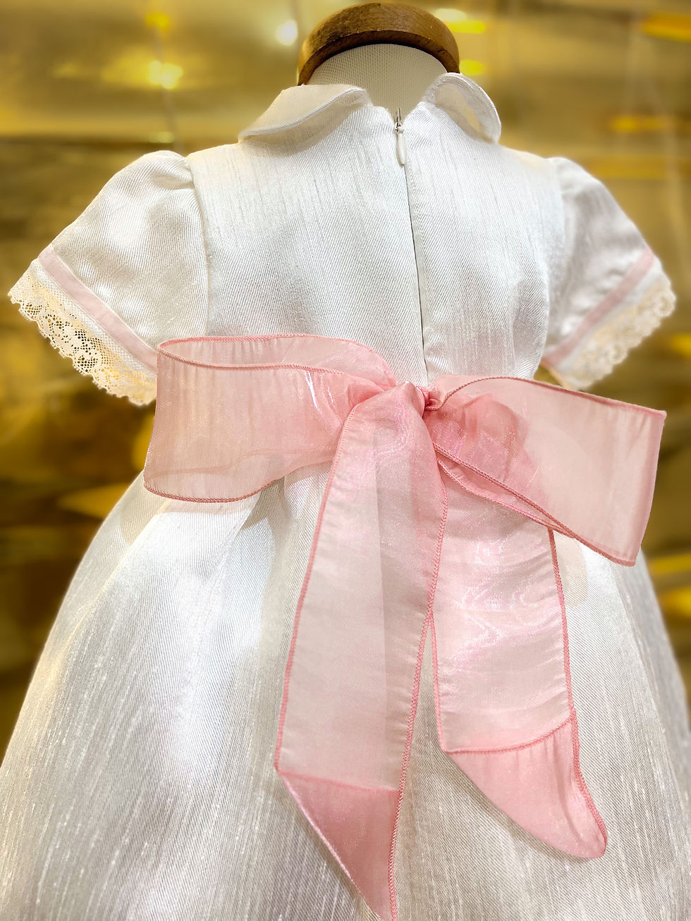 Thumbnail: Vestido cerimónia branco com cinto em tecido cor de rosa e folho no cento
