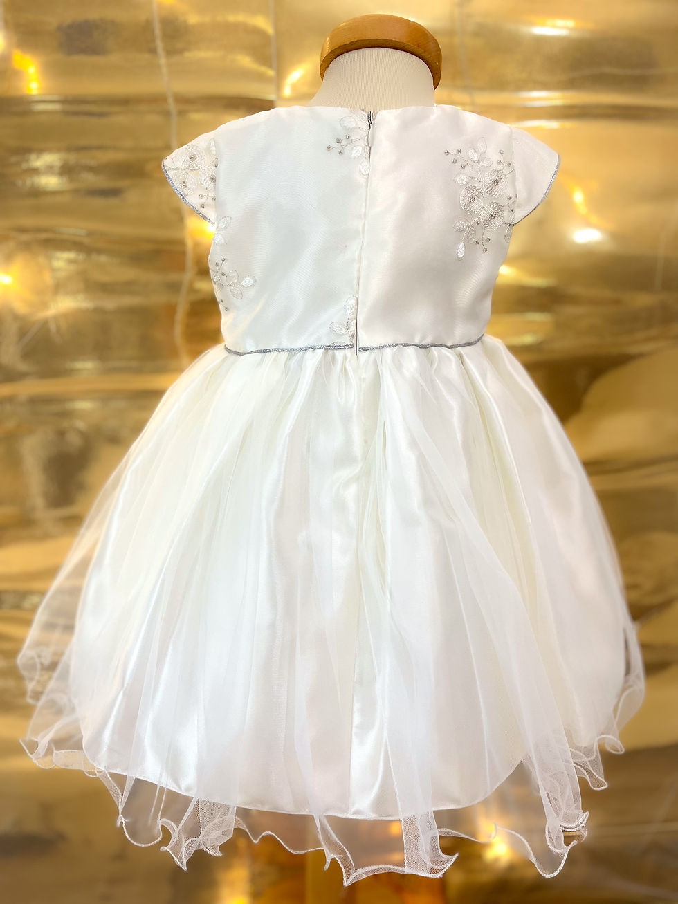 Thumbnail: Vestido de cerimónia branco com saia tule e corpete com bordado em tons de prata