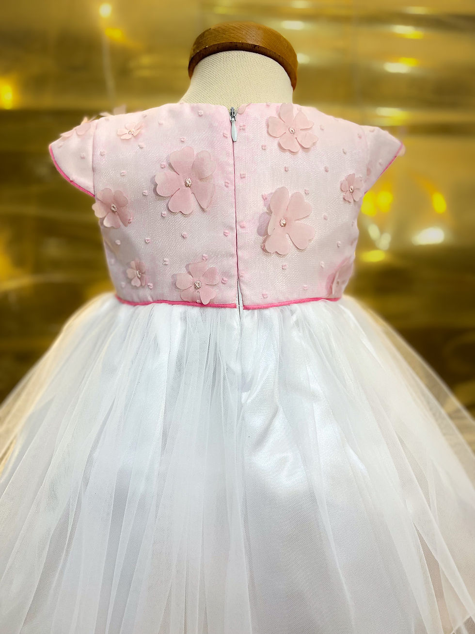 Miniatura: Vestido de cerimónia de tule branco com corpete cor de rosa com flores