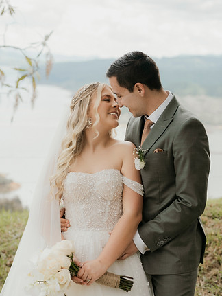 novios, casuales, la represa de fondo, algo muy romantico y moderno