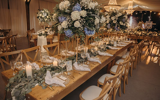 mesa imperial de boda, con arreglo floral alto, decoración rustica, eucaliptos y flores blancas con toques azules