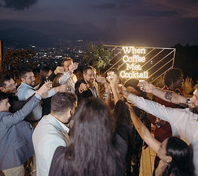 brindis en welcome party, la mejor vista a Medellin, celebrando previo a la boda.