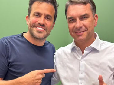 Flávio Bolsonaro recebe apoio de Marçal e se apresenta à Faria Lima como "Bolsonaro moderado