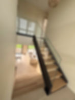 Garde-corps en verre, sur limon d'escalier