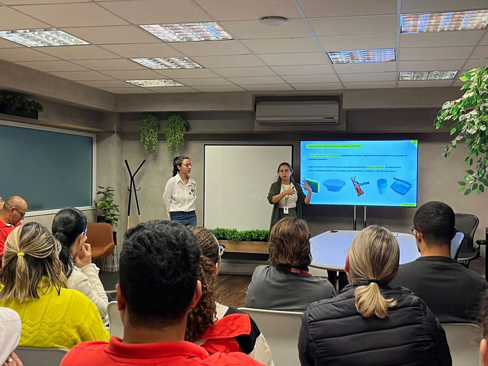 Educadoras ambientais apresentando um treinamento de conscientização ambiental