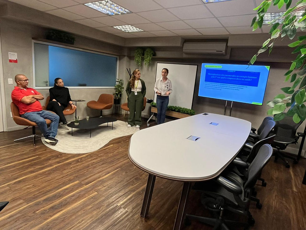 Educadoras ambientais apresentando um treinamento de conscientização ambiental