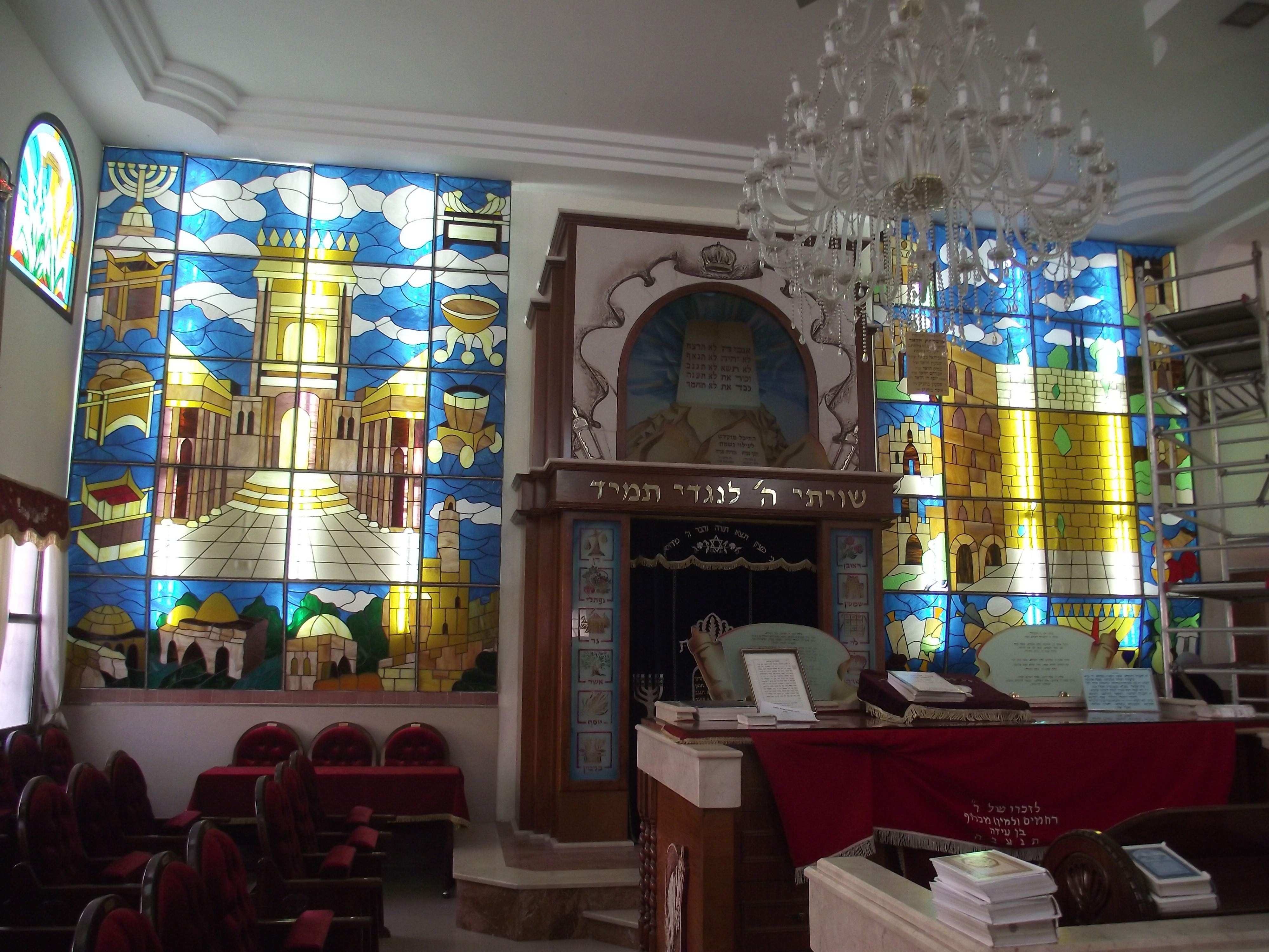 ויטראז מואר בבית כנסת בפרדס חנה עם בית המקדש, כלי הקודש והכותל המערבי