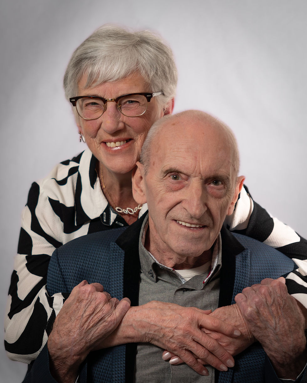 Ouder koppel knuffelt elkaar in studio