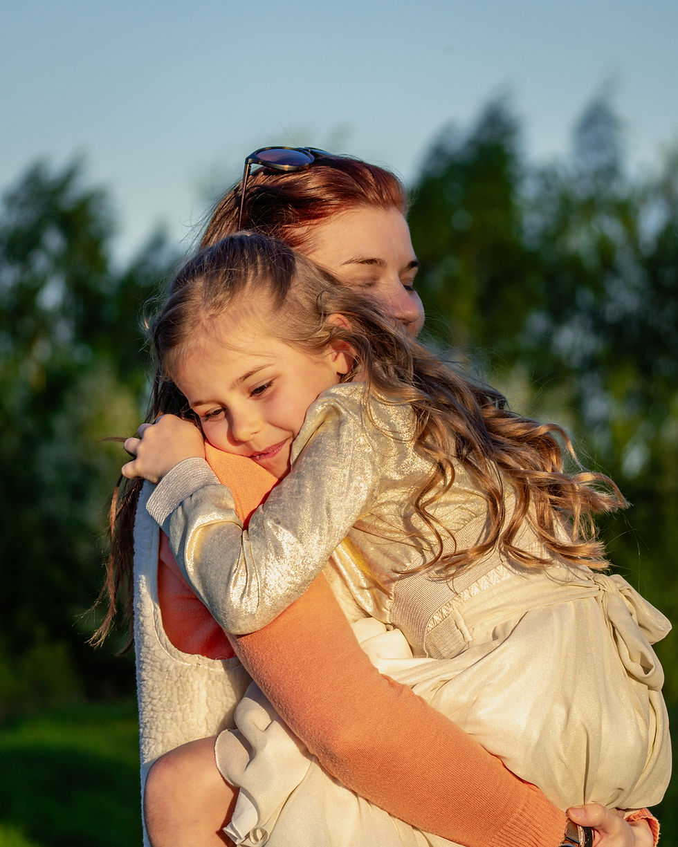 Moeder en dochter knuffelen, golden hour fotografie