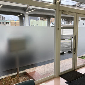 オフィス目隠しフィルム施工 岡山市北区 イーズウェイ
