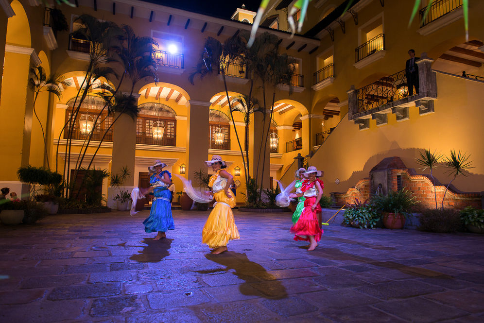 Professional corporate event photographed in Costa Rica, capturing executive networking and branded moments.
