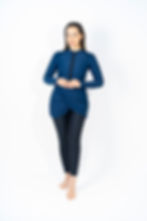 Femme blonde souriante qui porte un burkini bleu avec jupe et legging