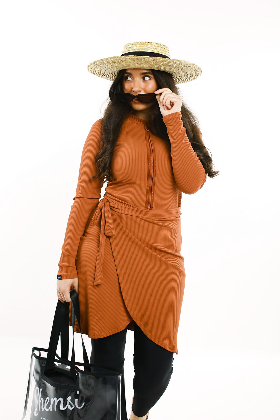 Miniature : femme brune élégante en burkini marron, elle porte des lunettes de soleil et un large chapeau