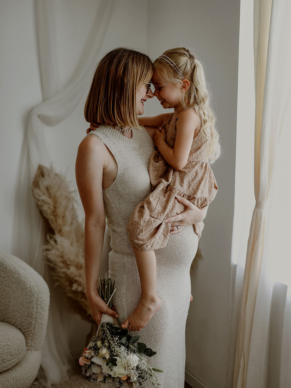 Future maman avec son enfant pendant une séance grossesse