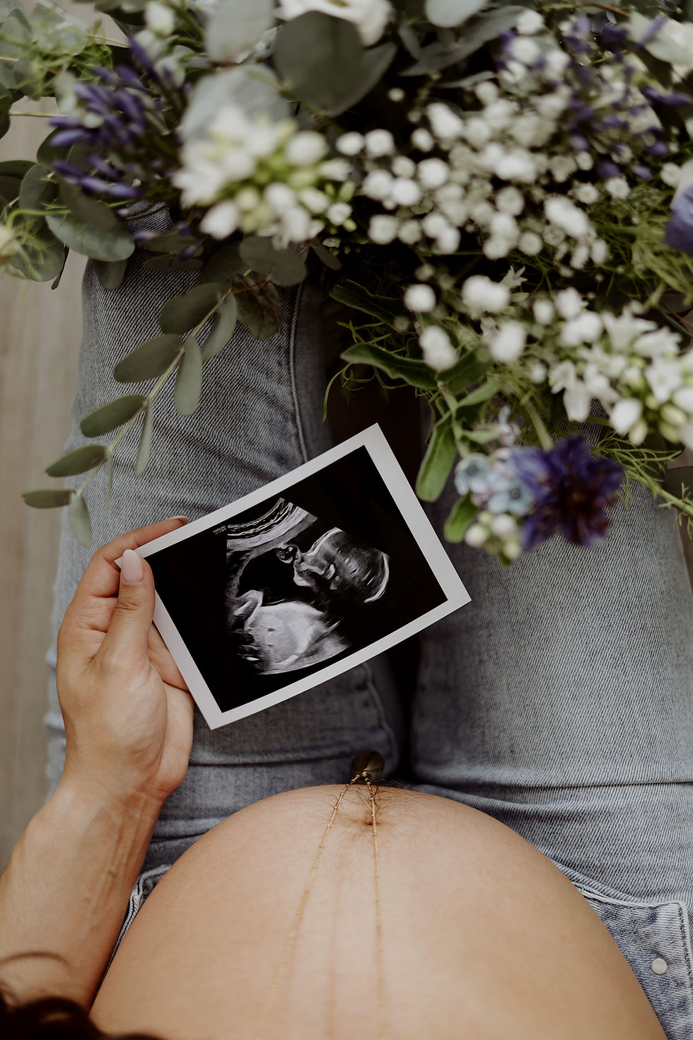 Shooting grossesse Lille, Photographe grossesse à Lille, Séance photo grossesse, photographe pour immortaliser votre grossesse, Je réalise votre séance photo grossesse dans mon studio près de Lille, ou en extérieur, pour des images naturelles, lifestyle, future maman, séance photo future maman, Photographe grossesse dans le Nord, Photographe grossesse dans le Nord de la France, séance en extérieur, coucher de soleil, lumière douce. immortaliser votre ventre rond, séance grossesse, 7ème mois de grossesse, photographe grossesse lille, photographe future maman lille, photographe femme enceinte lille.