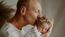 Papa avec son bébé pendant une séance photo naissance