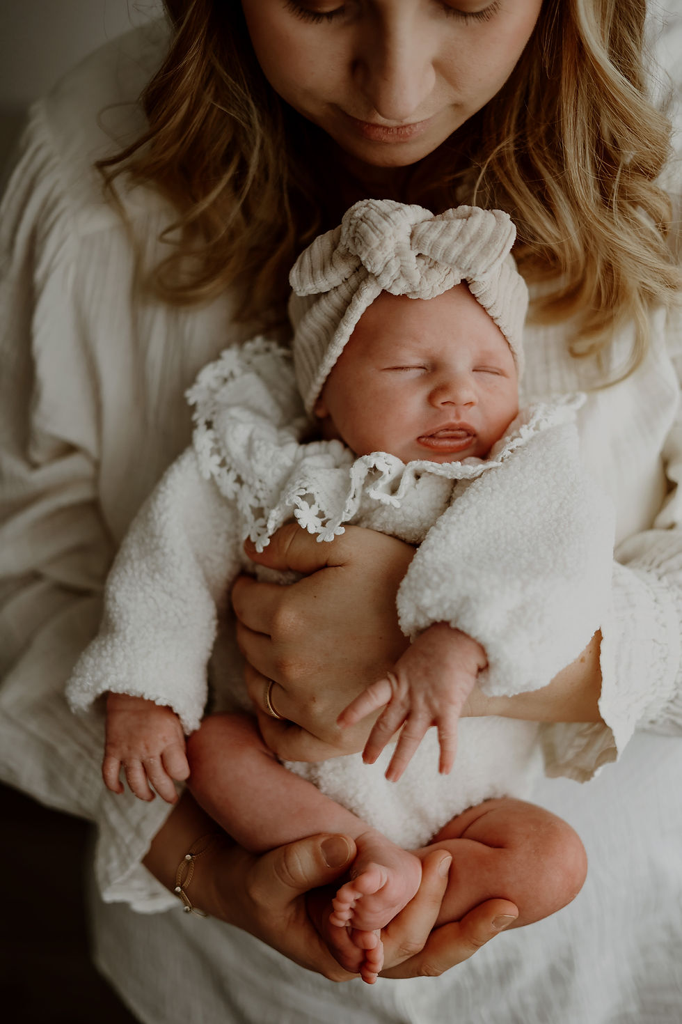 Photographe naissance à Lille, des photos simples, des photos naturelles. Photographe naissance à domicile dans le nord, lille, tournai. Photographe bébé photos naturelles, photographe grossesse photos simples et naturelles, Photographe bébé lille, photographe naissance lille