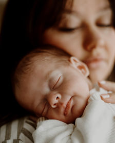 Justin the kid est venu avec sa femme et surtout sa fille au studio. photographe naissance lille, photographe naissance nord, photo bébé lille, photographe naissance lille mieux noté