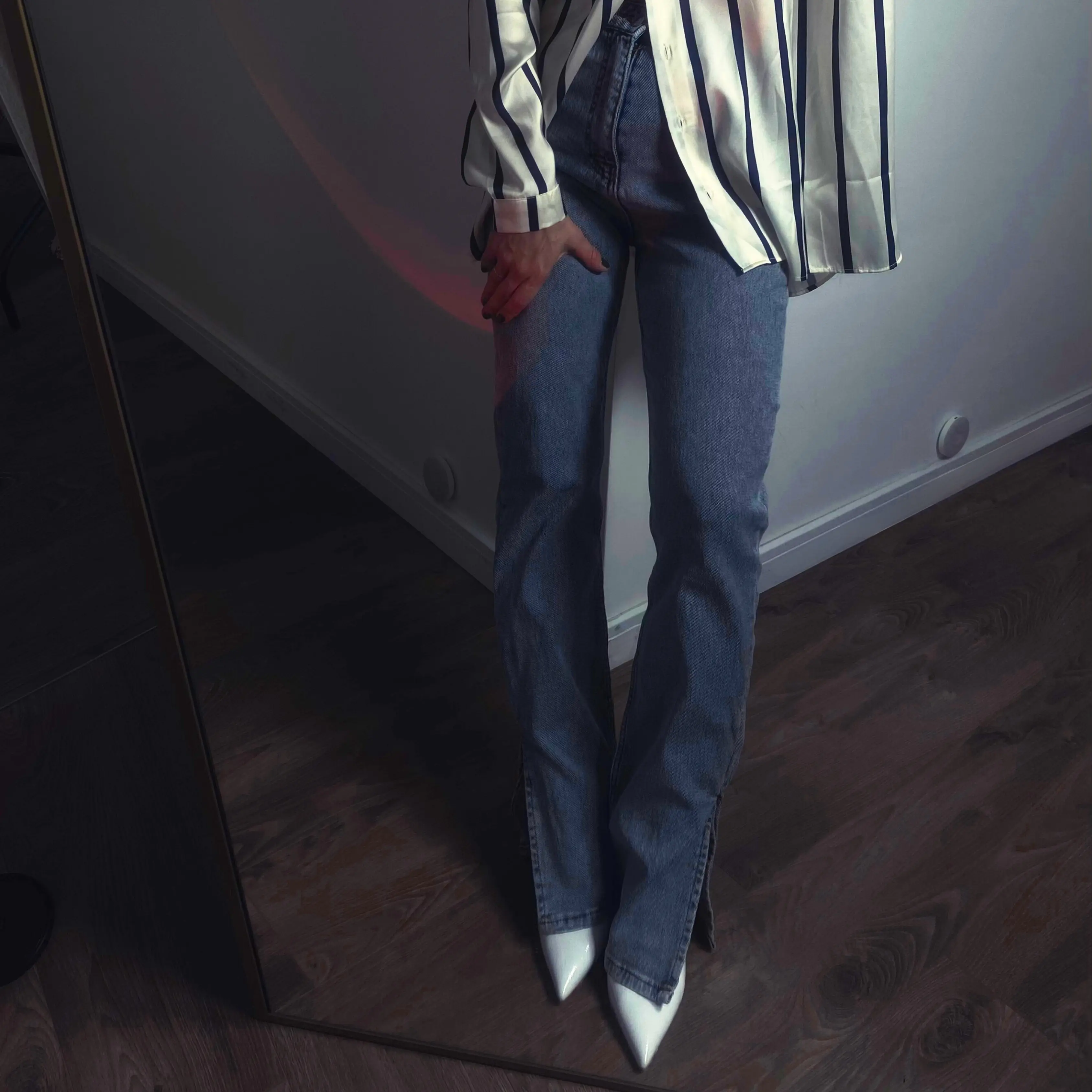 Yırtmaç Detaylı Mavi Jean