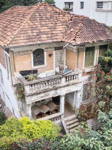 Mansão Bonetti: Foragidos dos EUA dividem a casa com Eternos Moradores