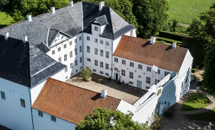 Castelo Dragsholm: Onde a História Medieval Ecoa em Lamentos Fantasmagóricos